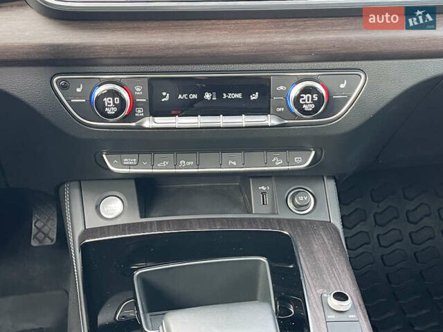 Белый Ауди Ку 5, объемом двигателя 2 л и пробегом 56 тыс. км за 38400 $, фото 26 на Automoto.ua