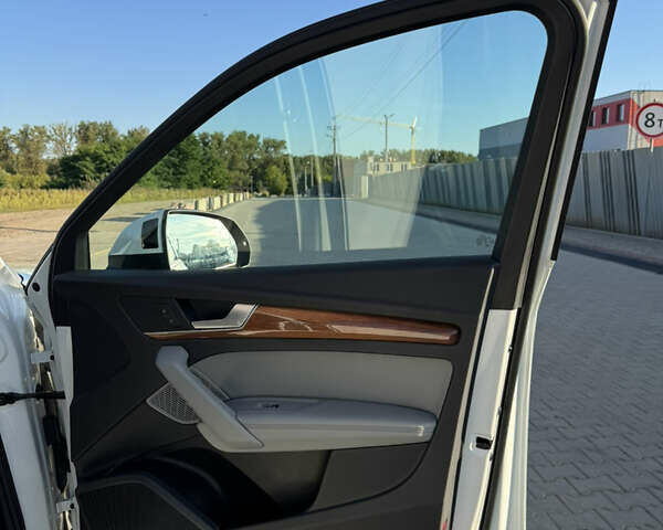 Белый Ауди Ку 5, объемом двигателя 2 л и пробегом 36 тыс. км за 37700 $, фото 28 на Automoto.ua