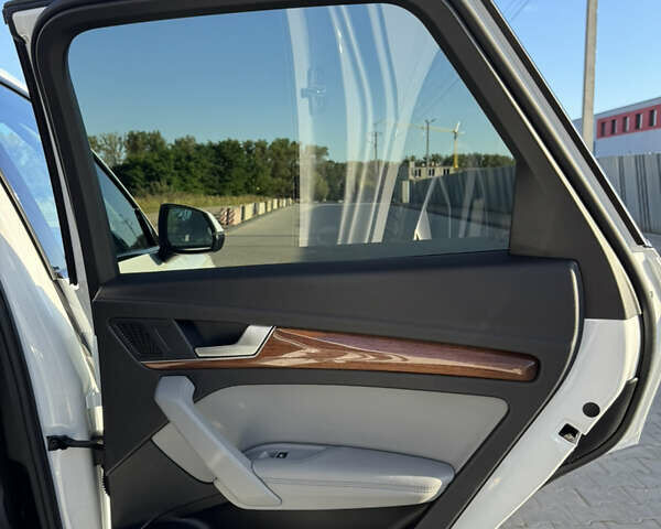 Белый Ауди Ку 5, объемом двигателя 2 л и пробегом 36 тыс. км за 37700 $, фото 31 на Automoto.ua