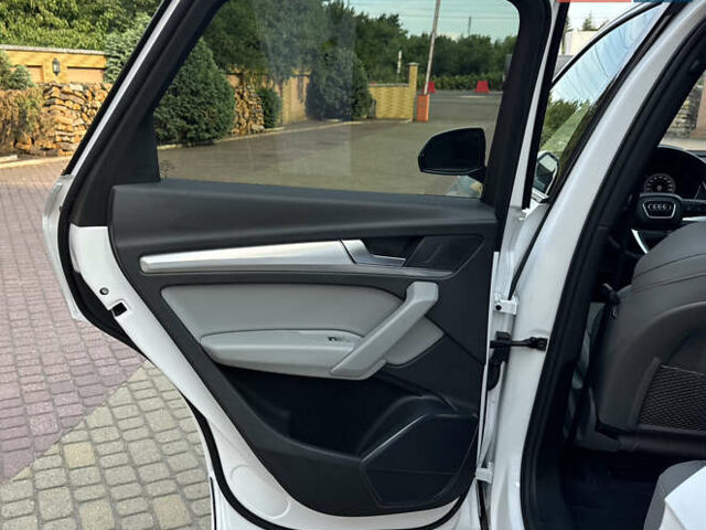 Білий Ауді Ку 5, об'ємом двигуна 2 л та пробігом 5 тис. км за 46500 $, фото 45 на Automoto.ua