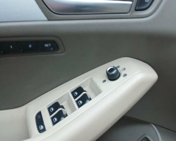 Чорний Ауді Ку 5, об'ємом двигуна 2 л та пробігом 160 тис. км за 12000 $, фото 4 на Automoto.ua