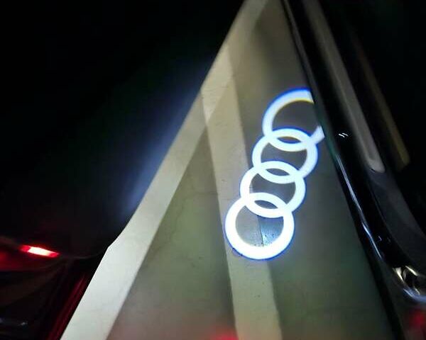 Черный Ауди Ку 5, объемом двигателя 1.98 л и пробегом 127 тыс. км за 17100 $, фото 9 на Automoto.ua