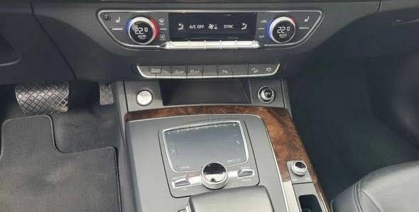 Черный Ауди Ку 5, объемом двигателя 2 л и пробегом 118 тыс. км за 15000 $, фото 13 на Automoto.ua