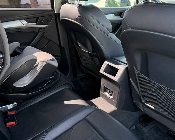 Черный Ауди Ку 5, объемом двигателя 1.97 л и пробегом 325 тыс. км за 26500 $, фото 12 на Automoto.ua