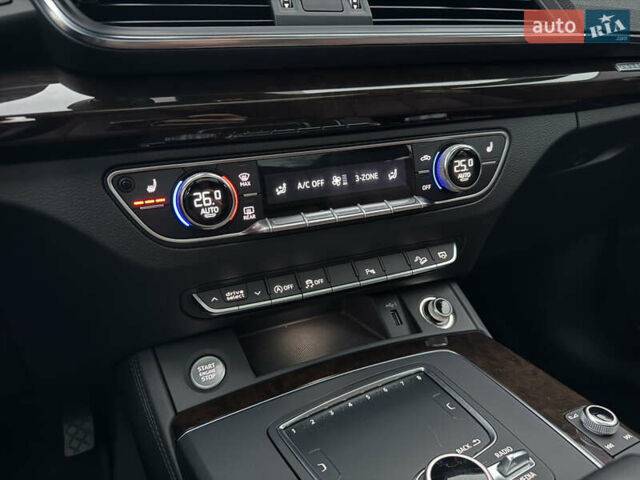 Черный Ауди Ку 5, объемом двигателя 1.98 л и пробегом 69 тыс. км за 30000 $, фото 12 на Automoto.ua