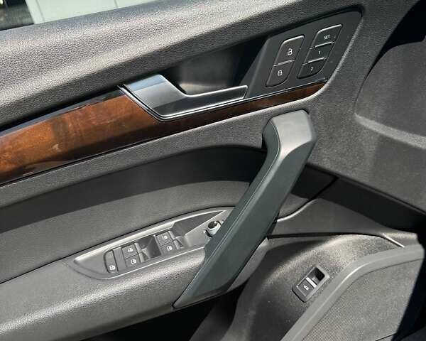 Черный Ауди Ку 5, объемом двигателя 2 л и пробегом 105 тыс. км за 26200 $, фото 21 на Automoto.ua