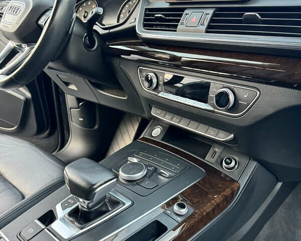 Черный Ауди Ку 5, объемом двигателя 0 л и пробегом 180 тыс. км за 20300 $, фото 40 на Automoto.ua