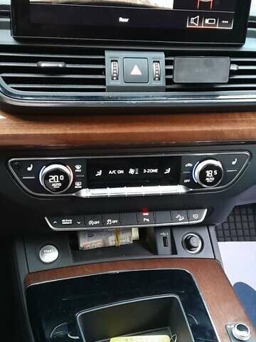 Чорний Ауді Ку 5, об'ємом двигуна 2 л та пробігом 76 тис. км за 28099 $, фото 24 на Automoto.ua