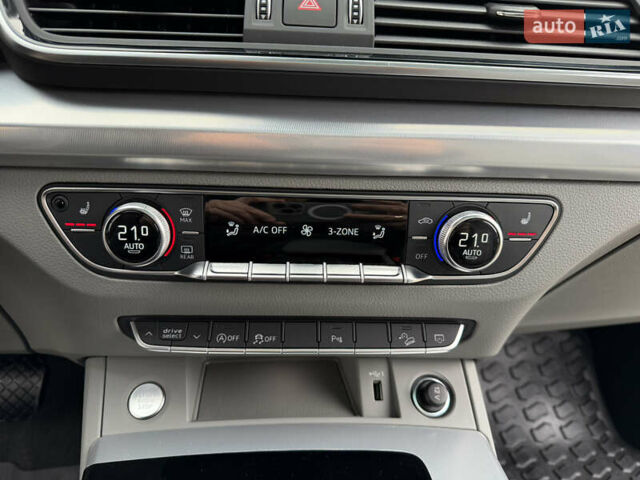 Черный Ауди Ку 5, объемом двигателя 2 л и пробегом 17 тыс. км за 39500 $, фото 82 на Automoto.ua