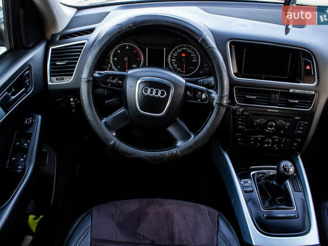 Серый Ауди Ку 5, объемом двигателя 1.98 л и пробегом 345 тыс. км за 14000 $, фото 61 на Automoto.ua