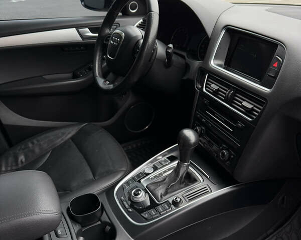 Серый Ауди Ку 5, объемом двигателя 3.2 л и пробегом 240 тыс. км за 11500 $, фото 43 на Automoto.ua