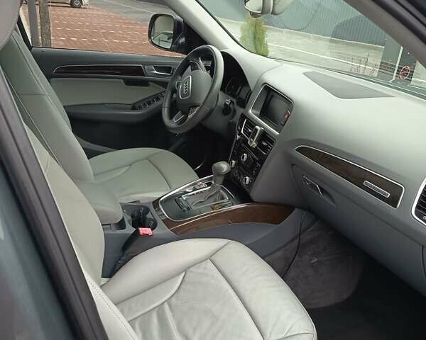 Сірий Ауді Ку 5, об'ємом двигуна 2 л та пробігом 260 тис. км за 13999 $, фото 19 на Automoto.ua