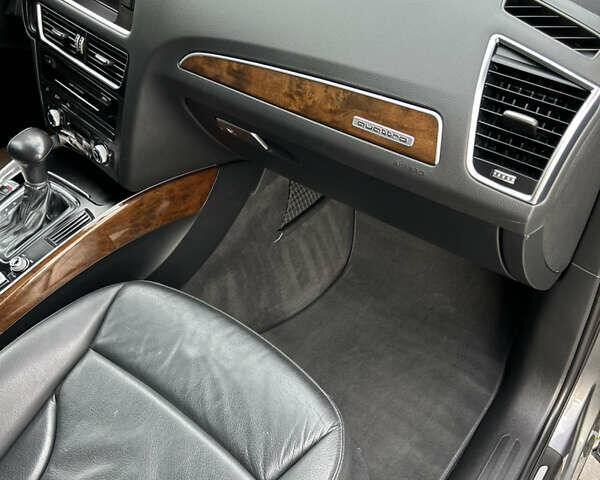 Сірий Ауді Ку 5, об'ємом двигуна 2 л та пробігом 220 тис. км за 15000 $, фото 79 на Automoto.ua