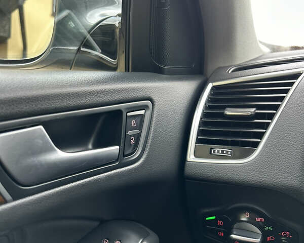 Сірий Ауді Ку 5, об'ємом двигуна 2 л та пробігом 220 тис. км за 15000 $, фото 103 на Automoto.ua