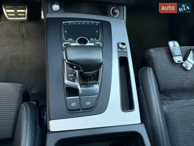 Серый Ауди Ку 5, объемом двигателя 1.97 л и пробегом 235 тыс. км за 32600 $, фото 56 на Automoto.ua