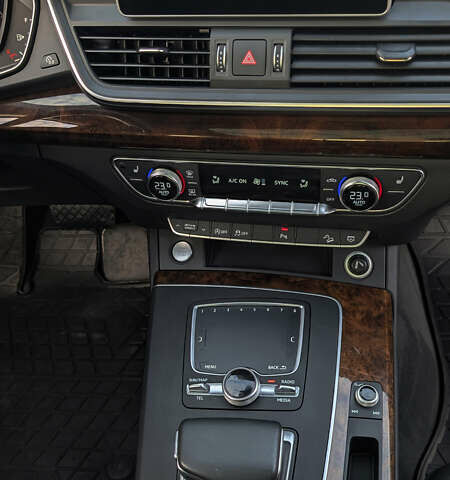 Серый Ауди Ку 5, объемом двигателя 1.98 л и пробегом 100 тыс. км за 23690 $, фото 61 на Automoto.ua