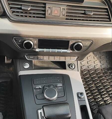 Серый Ауди Ку 5, объемом двигателя 1.97 л и пробегом 127 тыс. км за 34500 $, фото 9 на Automoto.ua