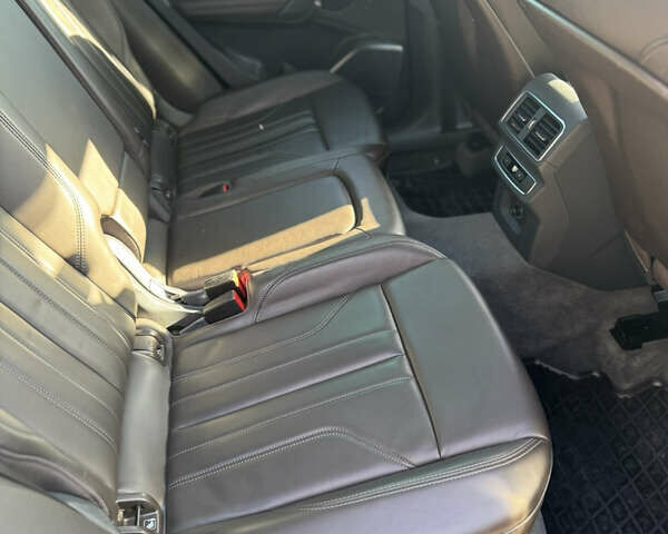 Серый Ауди Ку 5, объемом двигателя 1.97 л и пробегом 165 тыс. км за 32900 $, фото 19 на Automoto.ua