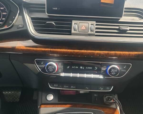 Серый Ауди Ку 5, объемом двигателя 2 л и пробегом 110 тыс. км за 25999 $, фото 1 на Automoto.ua