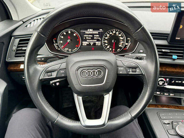 Сірий Ауді Ку 5, об'ємом двигуна 2 л та пробігом 136 тис. км за 24999 $, фото 40 на Automoto.ua