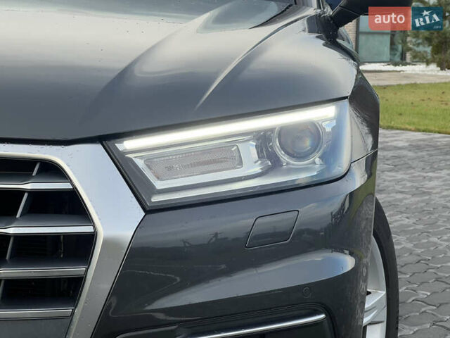 Серый Ауди Ку 5, объемом двигателя 1.97 л и пробегом 168 тыс. км за 30999 $, фото 3 на Automoto.ua