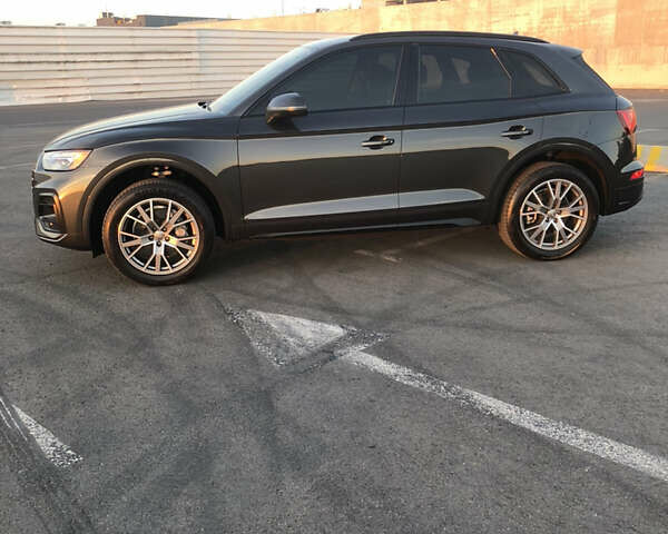 Серый Ауди Ку 5, объемом двигателя 1.98 л и пробегом 32 тыс. км за 43000 $, фото 1 на Automoto.ua