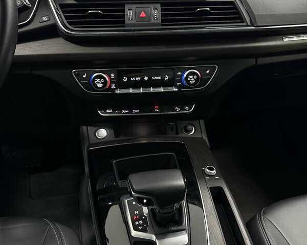 Серый Ауди Ку 5, объемом двигателя 1.98 л и пробегом 39 тыс. км за 44900 $, фото 22 на Automoto.ua