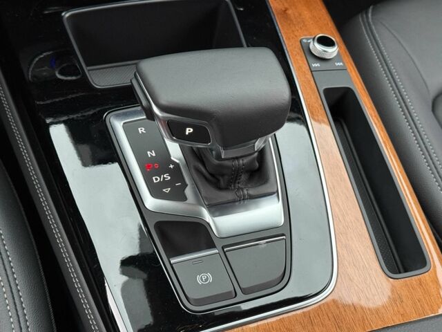 Серый Ауди Ку 5, объемом двигателя 2 л и пробегом 9 тыс. км за 39700 $, фото 2 на Automoto.ua