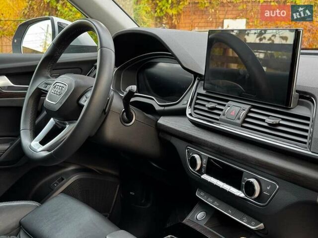 Серый Ауди Ку 5, объемом двигателя 2 л и пробегом 35 тыс. км за 41490 $, фото 37 на Automoto.ua