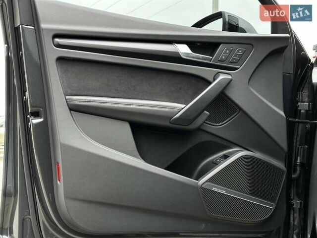 Серый Ауди Ку 5, объемом двигателя 1.98 л и пробегом 14 тыс. км за 57999 $, фото 19 на Automoto.ua