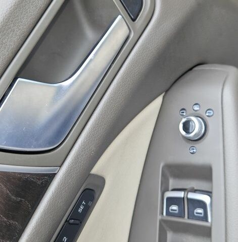 Синій Ауді Ку 5, об'ємом двигуна 2 л та пробігом 143 тис. км за 18500 $, фото 6 на Automoto.ua