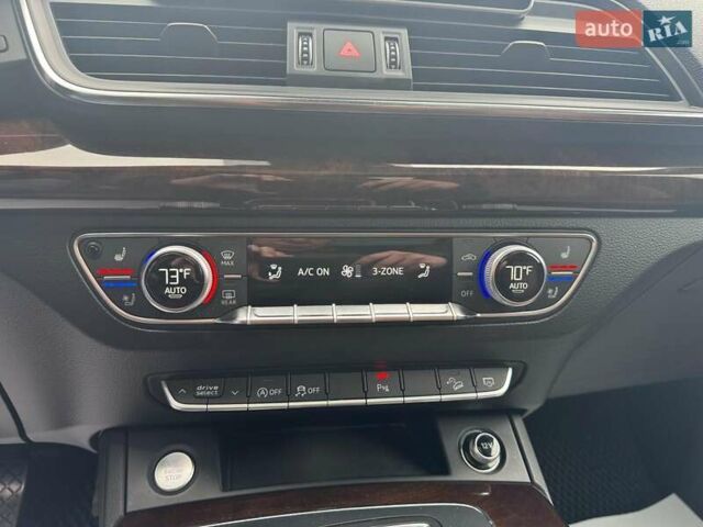 Синій Ауді Ку 5, об'ємом двигуна 2 л та пробігом 115 тис. км за 29790 $, фото 31 на Automoto.ua