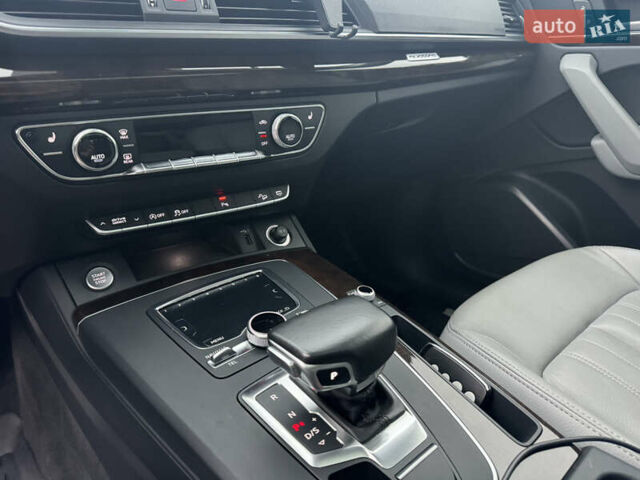 Синій Ауді Ку 5, об'ємом двигуна 2 л та пробігом 127 тис. км за 30000 $, фото 27 на Automoto.ua