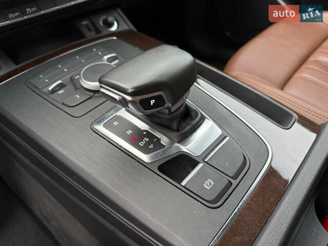 Синій Ауді Ку 5, об'ємом двигуна 2 л та пробігом 85 тис. км за 24900 $, фото 50 на Automoto.ua