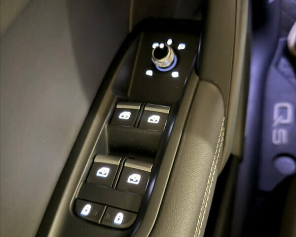 Синій Ауді Ку 5, об'ємом двигуна 1.98 л та пробігом 15 тис. км за 41000 $, фото 37 на Automoto.ua
