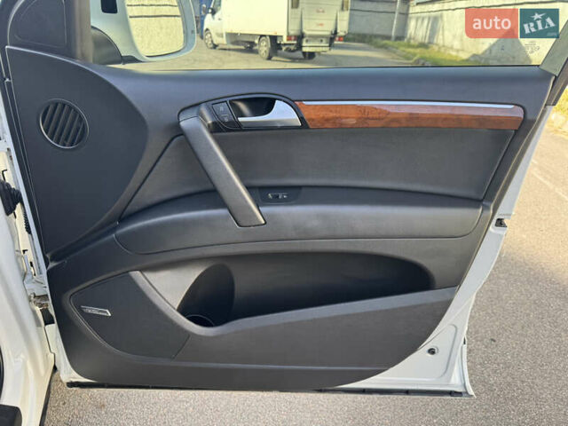 Белый Ауди Ку 7, объемом двигателя 3 л и пробегом 157 тыс. км за 15500 $, фото 12 на Automoto.ua