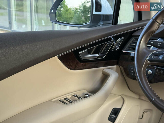 Белый Ауди Ку 7, объемом двигателя 3 л и пробегом 126 тыс. км за 27700 $, фото 26 на Automoto.ua