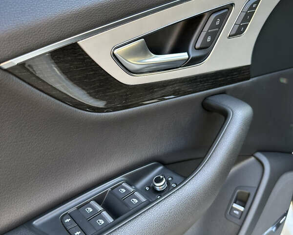 Білий Ауді Ку 7, об'ємом двигуна 2 л та пробігом 106 тис. км за 29500 $, фото 24 на Automoto.ua