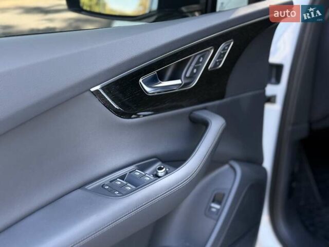 Білий Ауді Ку 7, об'ємом двигуна 3 л та пробігом 15 тис. км за 57000 $, фото 18 на Automoto.ua