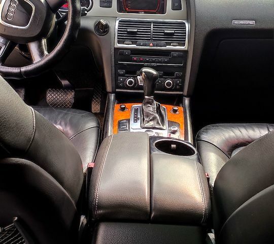 Черный Ауди Ку 7, объемом двигателя 3.6 л и пробегом 300 тыс. км за 10500 $, фото 7 на Automoto.ua