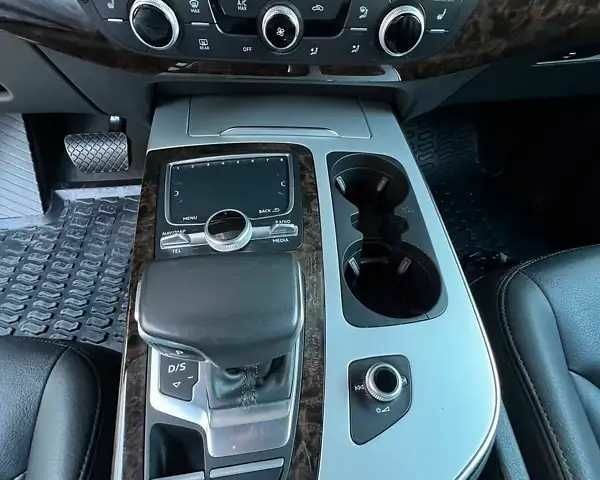 Черный Ауди Ку 7, объемом двигателя 2 л и пробегом 82 тыс. км за 33000 $, фото 6 на Automoto.ua