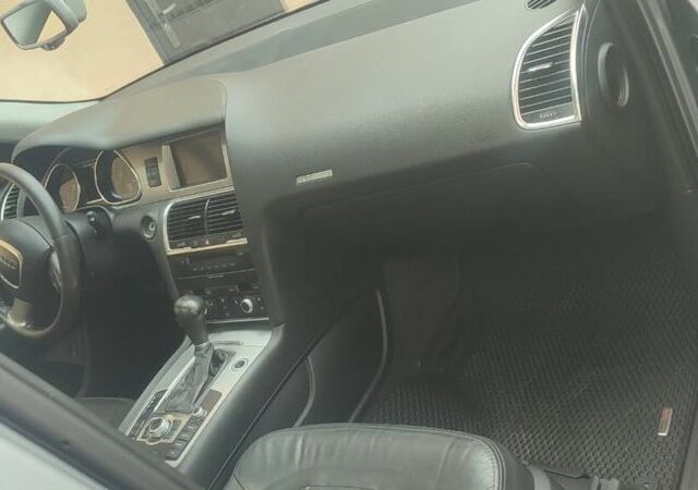 Серый Ауди Ку 7, объемом двигателя 3 л и пробегом 310 тыс. км за 260 $, фото 3 на Automoto.ua