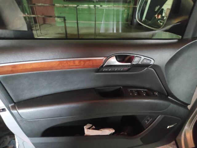 Серый Ауди Ку 7, объемом двигателя 4.2 л и пробегом 265 тыс. км за 11700 $, фото 4 на Automoto.ua