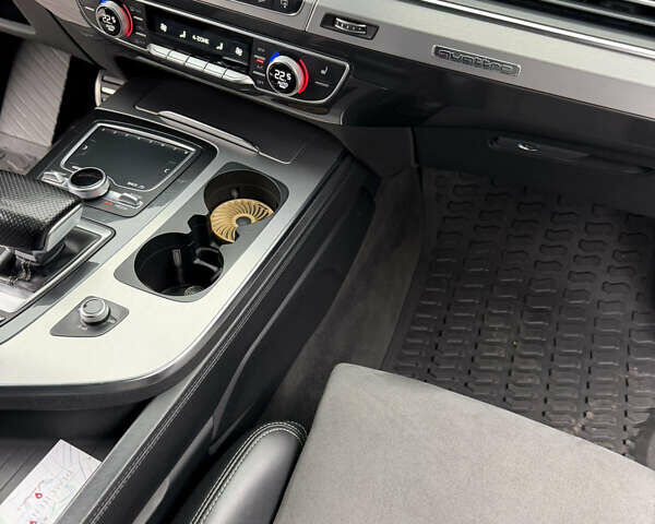 Серый Ауди Ку 7, объемом двигателя 2.97 л и пробегом 260 тыс. км за 35000 $, фото 9 на Automoto.ua