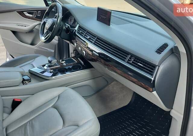 Серый Ауди Ку 7, объемом двигателя 3 л и пробегом 244 тыс. км за 22600 $, фото 2 на Automoto.ua