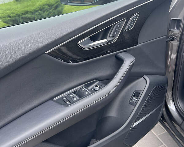 Серый Ауди Ку 7, объемом двигателя 3 л и пробегом 12 тыс. км за 63900 $, фото 4 на Automoto.ua