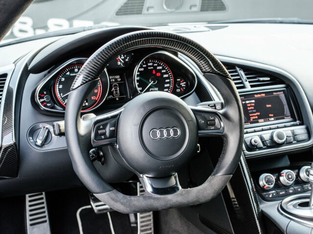 Білий Ауді R8, об'ємом двигуна 5.2 л та пробігом 38 тис. км за 63000 $, фото 32 на Automoto.ua