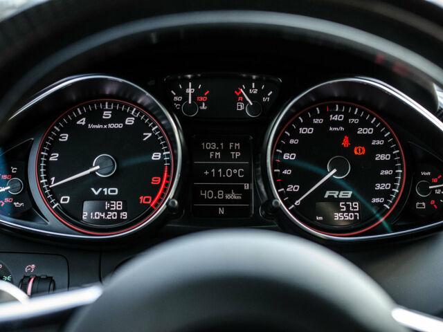 Білий Ауді R8, об'ємом двигуна 5.2 л та пробігом 38 тис. км за 63000 $, фото 34 на Automoto.ua