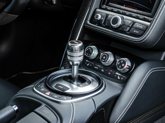Білий Ауді R8, об'ємом двигуна 5.2 л та пробігом 38 тис. км за 63000 $, фото 35 на Automoto.ua