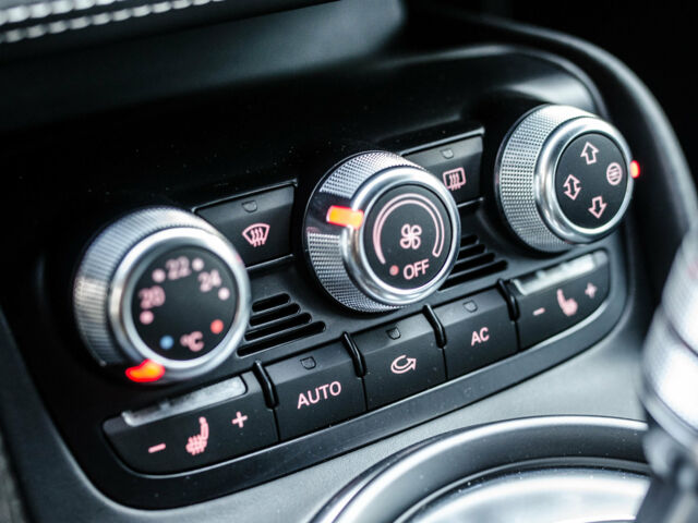 Білий Ауді R8, об'ємом двигуна 5.2 л та пробігом 38 тис. км за 63000 $, фото 38 на Automoto.ua